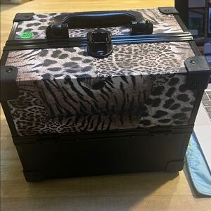 #0643+ Tiger Print Makeup Case